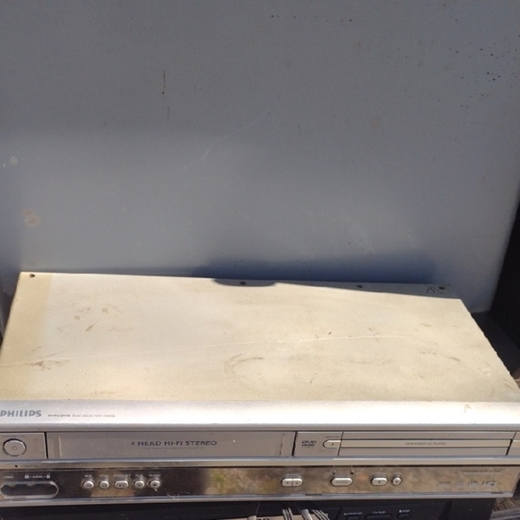 Philips Silver DVD&VCR Combo Player - Picture 1 of 3